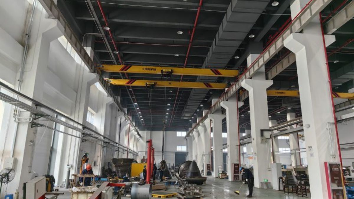 Cầu trục dầm đơn điện hỗ trợ bốc xếp và nâng hạ chính xác các cụm thiết bị công nghiệp nặng