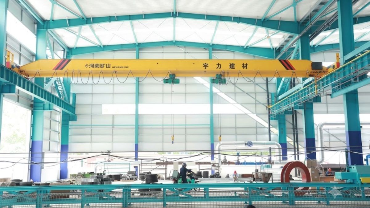 Cận cảnh hệ thống cầu trục dầm đơn điện kết cấu mô-đun lắp đặt chuẩn xác trên khung nhà xưởng kết cấu thép