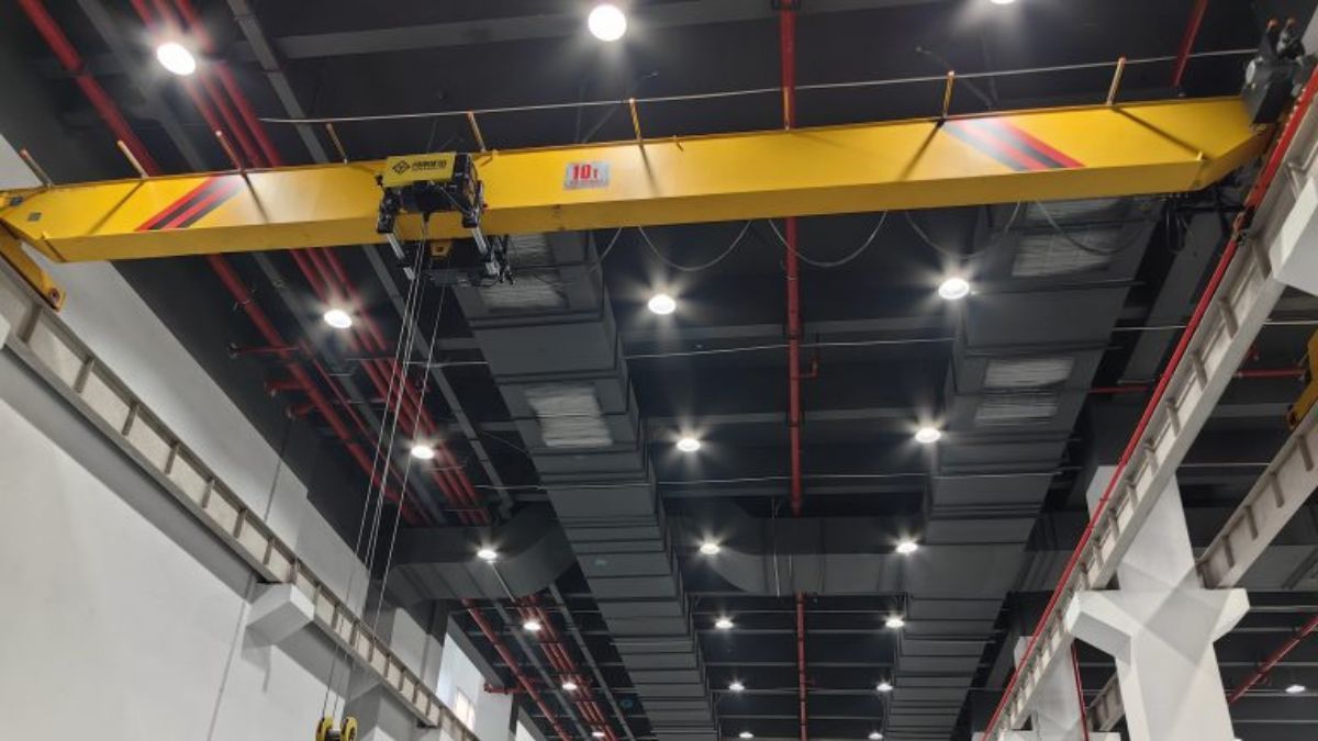 Hệ thống nhiều tuyến cầu trục dầm đơn hoạt động đồng bộ trên đường ray trong nhà xưởng sản xuất