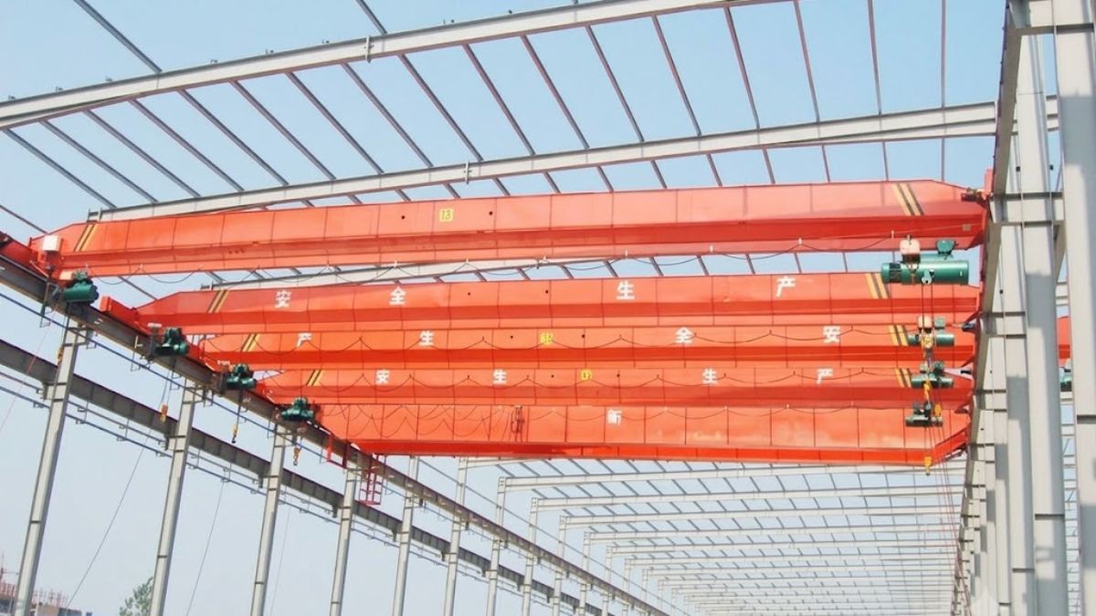 Hệ thống cầu trục dầm đơn điện lắp đặt trọn gói tại nhà xưởng sản xuất quy mô lớn, tối ưu diện tích mặt sàn