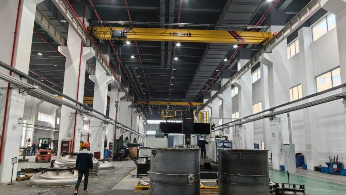 Cầu trục điện kiểu mới tải trọng 10 tấn vận hành thực tế sát trần nhà xưởng, tối ưu chiều cao nâng